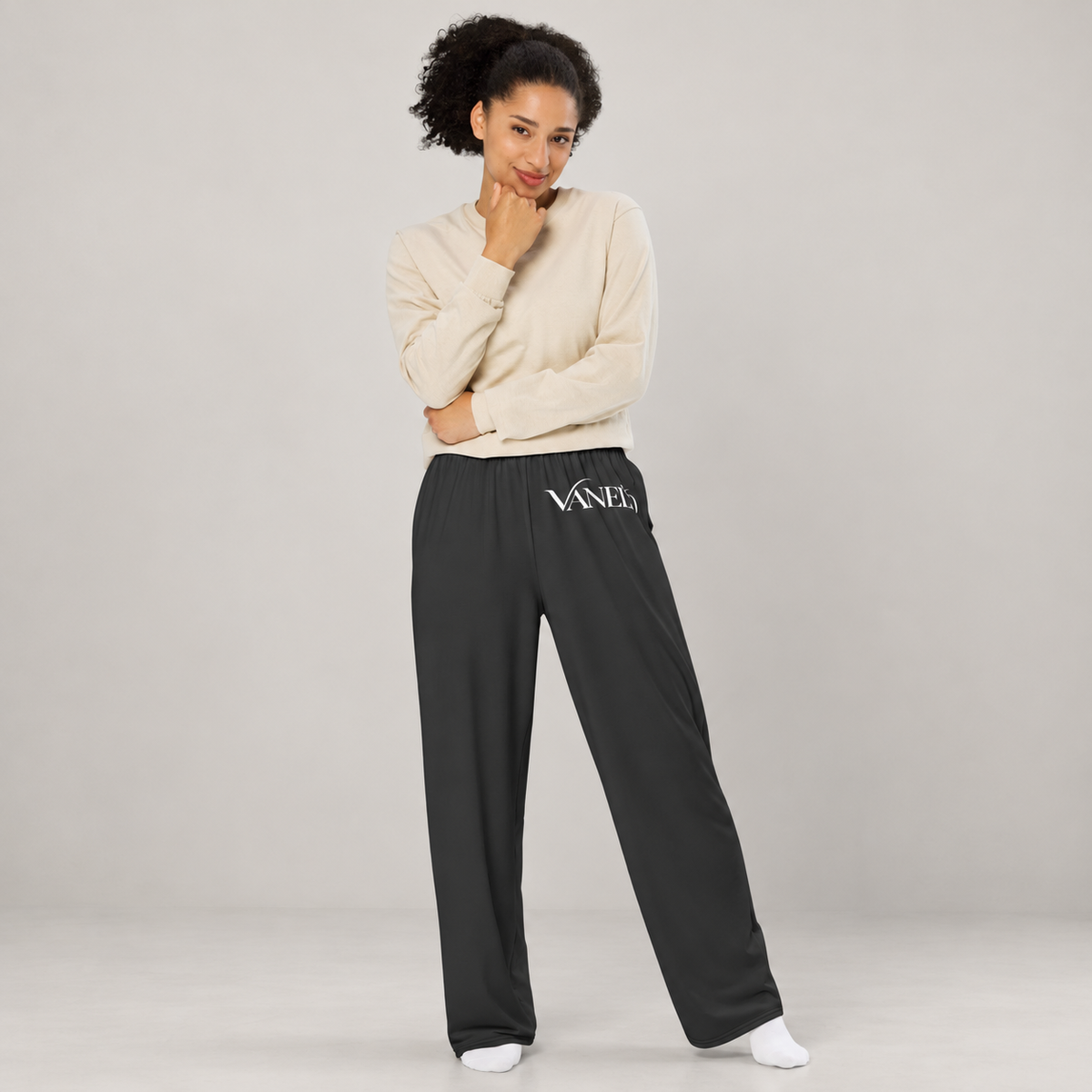Visuel créé par IA du pantalon large VANELYO porté, vue complète